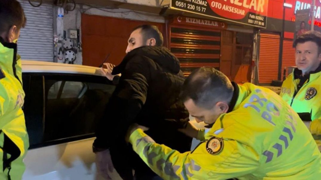 Bursa'da polisi gören alkollü sürücü geri viteste kaçmaya çalıştı