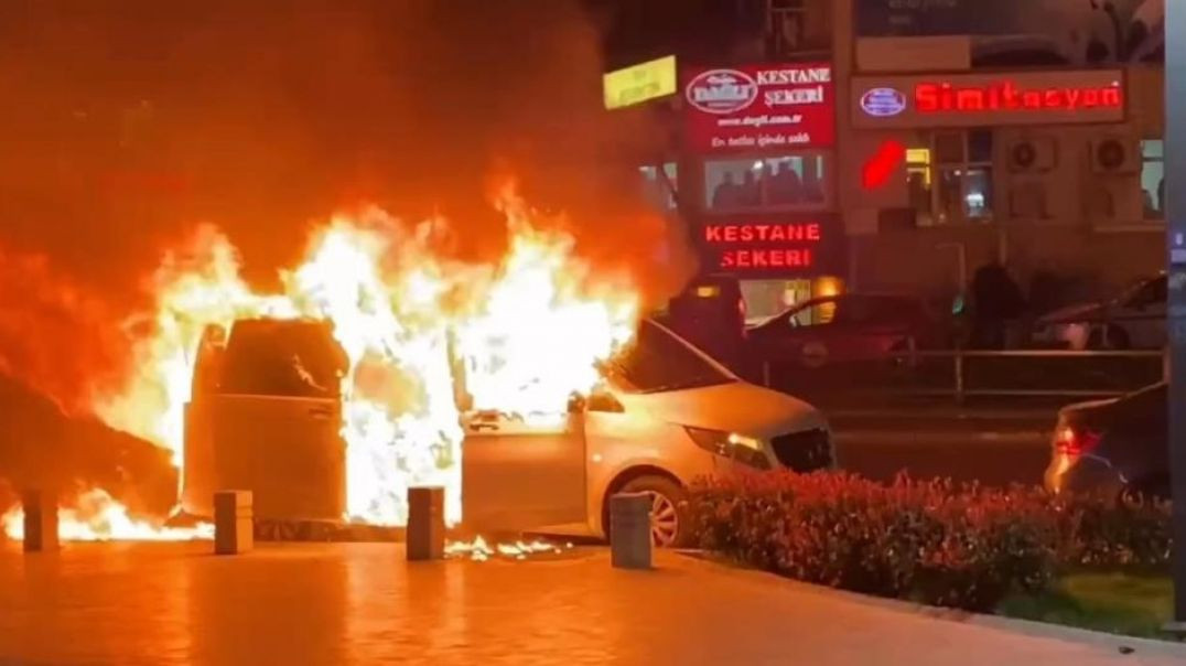 Bursa'da başkan adayı halay çekerken makam aracı yandı!
