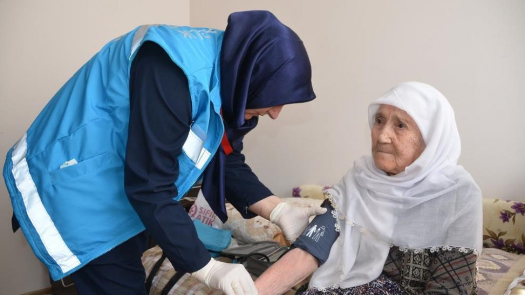 Bursa'da Yaşlılara Saygı Haftası'nda 102 yaşındaki hastaya ziyaret