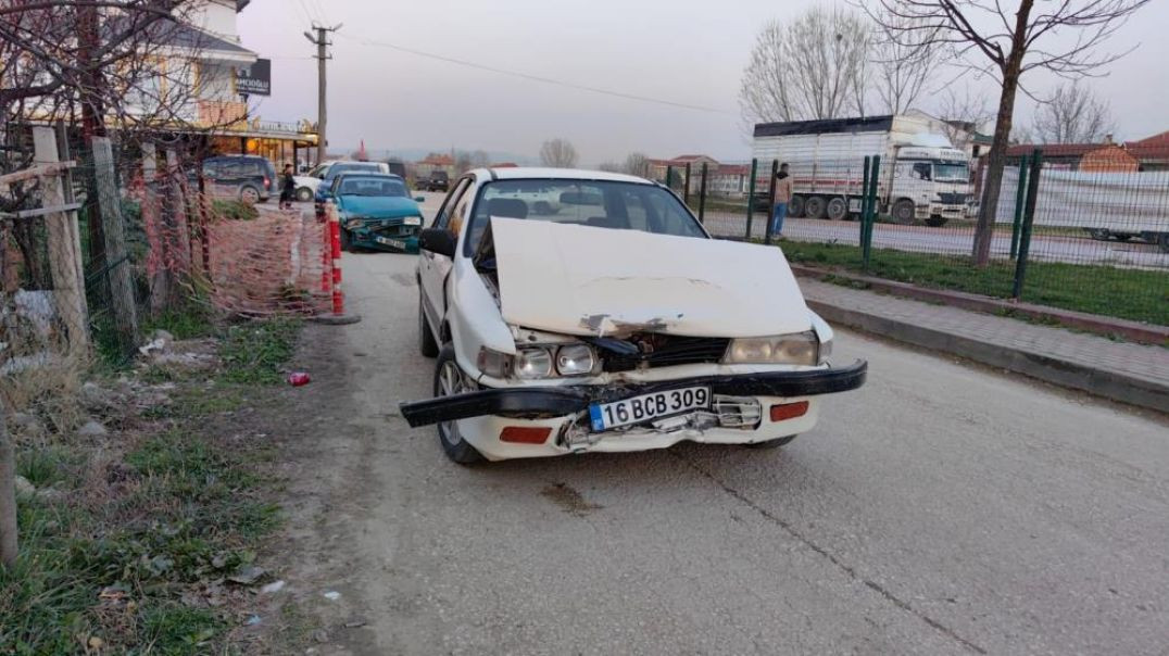 Bursa'da iki otomobilin kafa kafaya çarpışmasıyla 7 kişi ölümden döndü