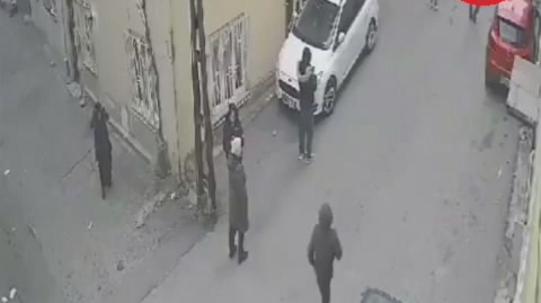Bursa'da arabanın altında kalan çocuğu görünce pencereden atlayıp yardıma koştu