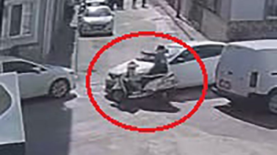 Bursa'da otomobile çarpışan motosiklet sürücüsü ölümden döndü