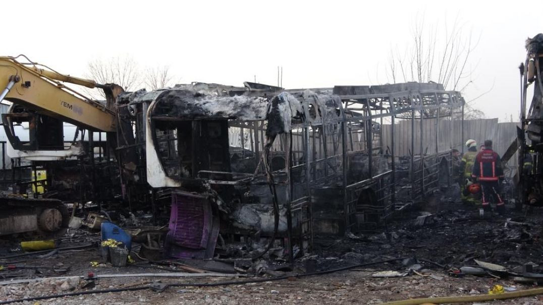 Bursa'da geri dönüşüm tesisinde büyük yangın: 6 otobüs küle döndü!