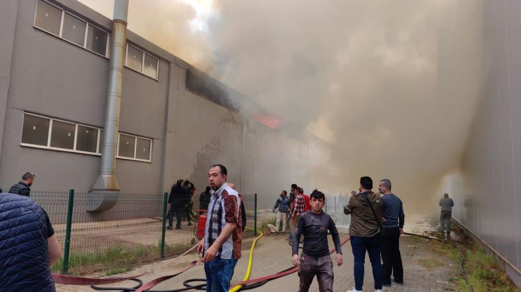 Bursa'da sandalye fabrikası cayır cayır yanarak küle döndü