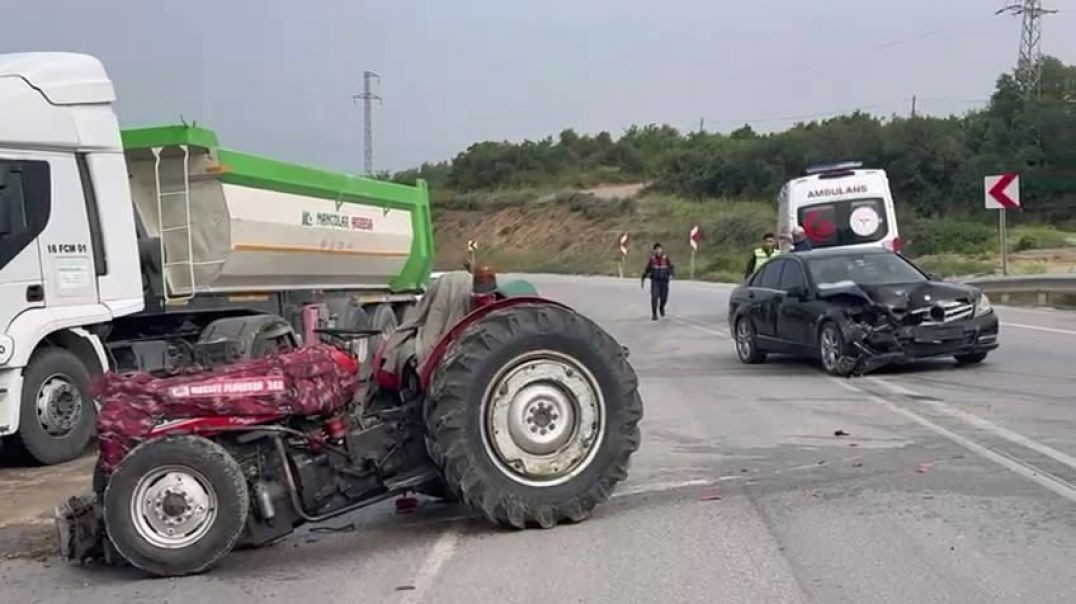Bursa'da traktör ile otomobil kafa kafaya çarpıştı: 3 yaralı!