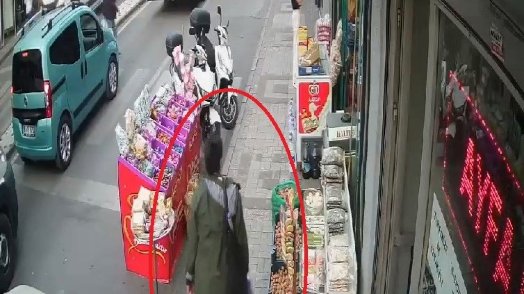 Bursa'da müşteri kılığında gelen kadın zeytin bidonunu çaldı!