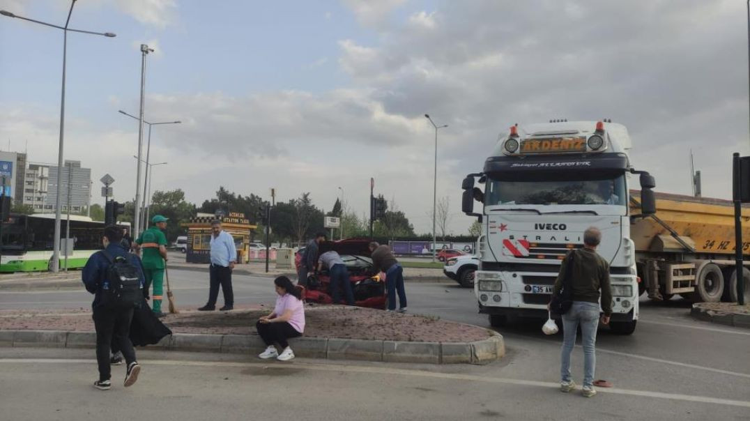 Bursa'da otomobilin çarptığı tır kontrolden çıktı: 2 yaralı!