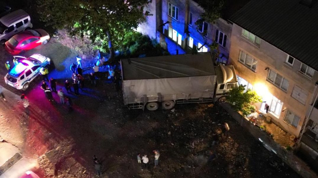 Bursa'da faciaya ramak kala kurtuldular: Freni boşalan kamyon eve girdi!