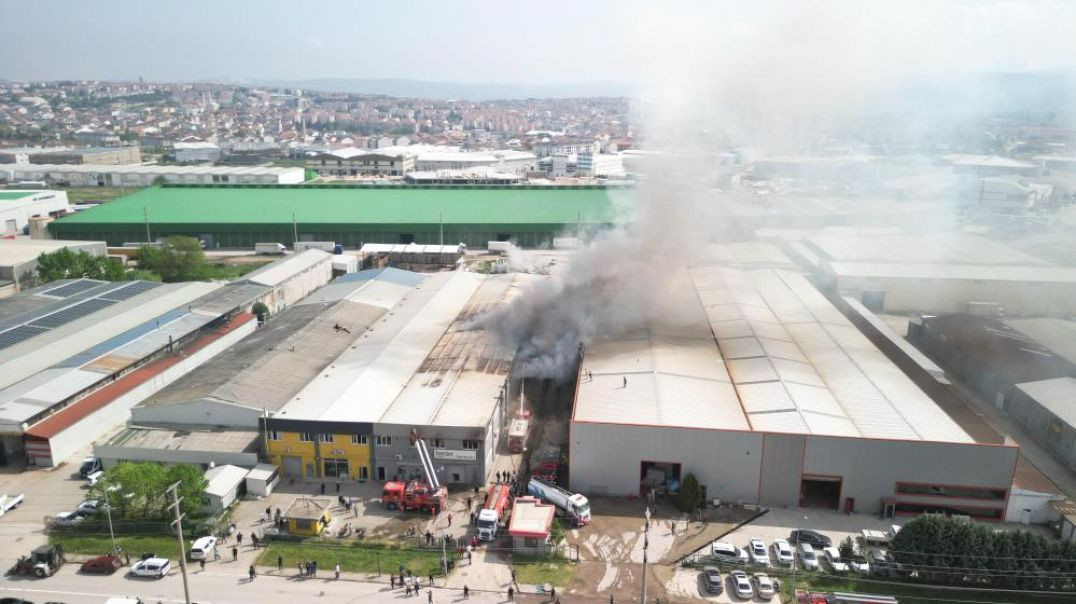 Bursa'da alevlere teslim olan fabrika havadan görüntülendi