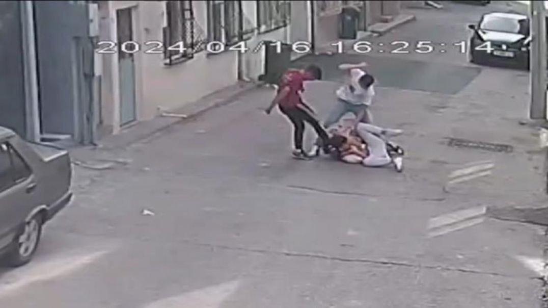 Bursa'da 3 şahıs 1 kişiyi acımasızca vurdu: Yere yatırıp kafasını tekmelediler!