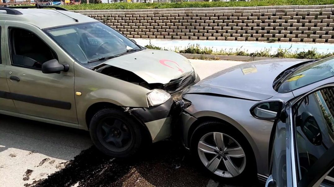 Bursa'da kafa kafaya çarpışan 2 otomobilde ölümden döndüler