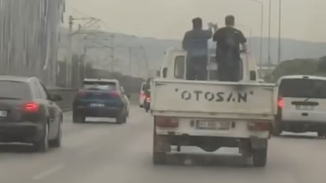 Bursa'da kamyonetin arkasında ölümle halay kamerada!