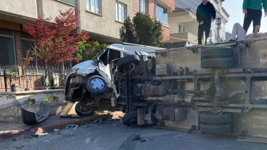 Bursa'da minibüsle çarpışan kamyonet devrildi: 3 yaralı!