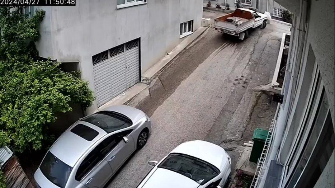 Bursa'da yokuşu çıkamayan sürücü park halindeki araca çarpıp kaçtı