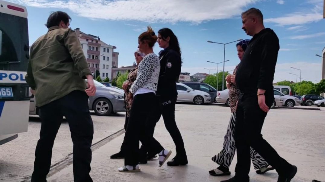 Bursa'da zile basıp ardından kapıları kartla açan kadın hırsızlara suçüstü!