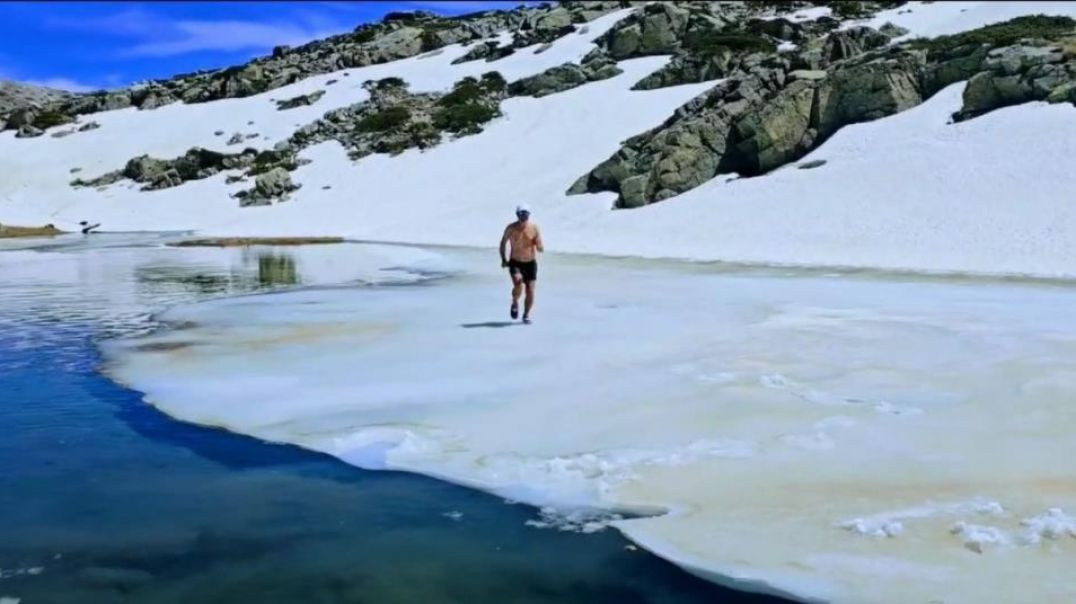 Uludağ'da buzlu gölde korkusuzca yüzdüler