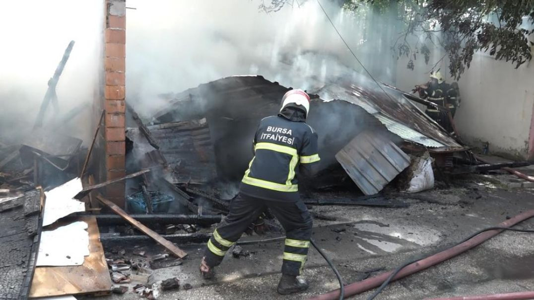 Bursa'da ahırda yangın paniği: Ekipler kısa sürede müdahale etti!
