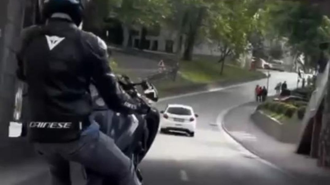 Bursa'da tek teker üzerinde ilerleyen motosikletli maganda kamerada!