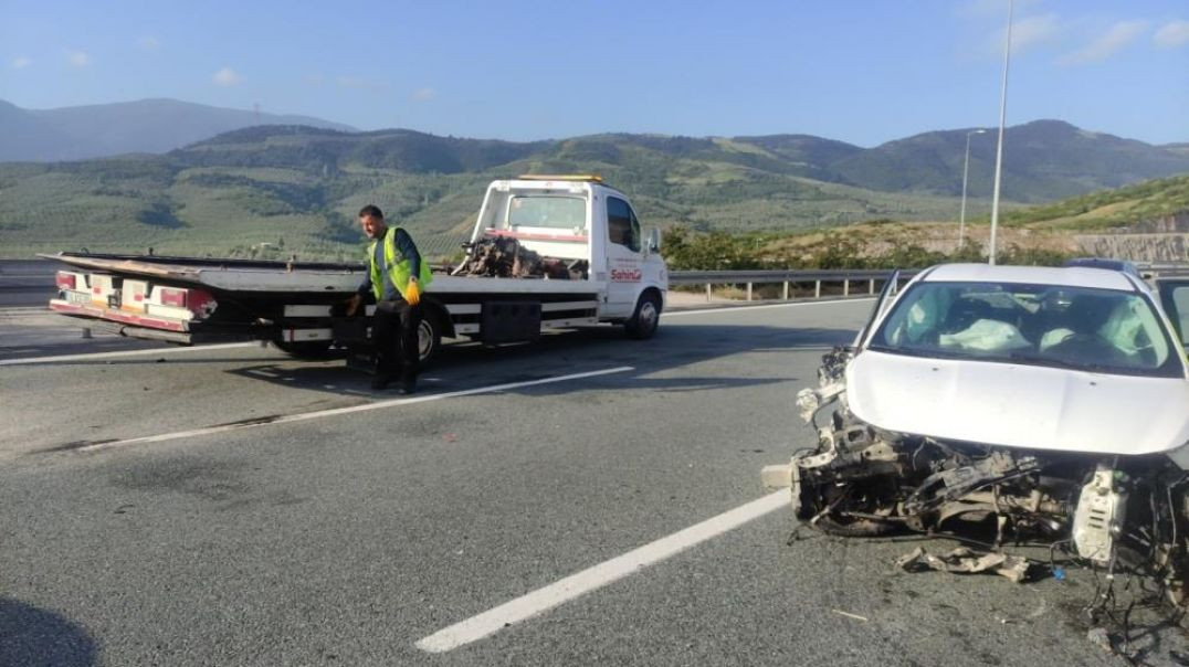 Bursa'da bariyerlere çarpan otomobilin motor bloğu yola savruldu