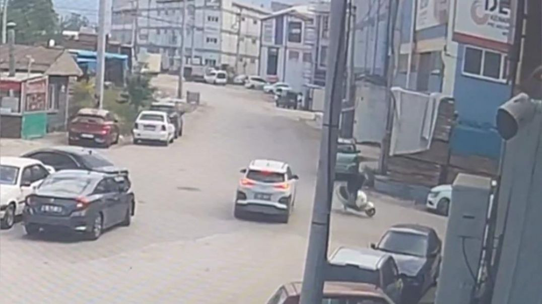 Bursa'da otomobil ile motosiklet kafa kafaya çarpıştı