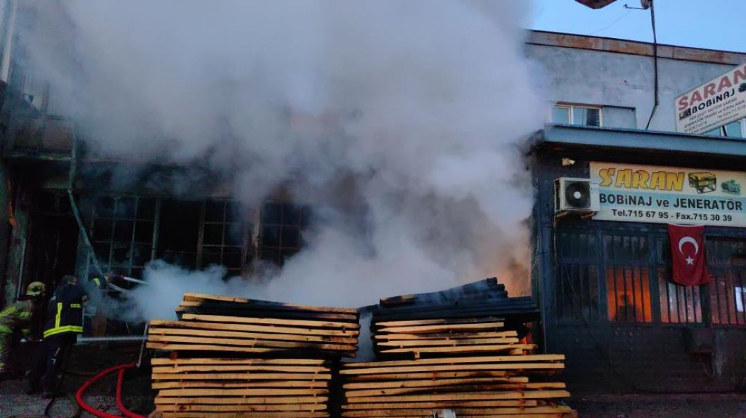 Bursa'da iki katlı mobilya imalathanesi cayır cayır yandı