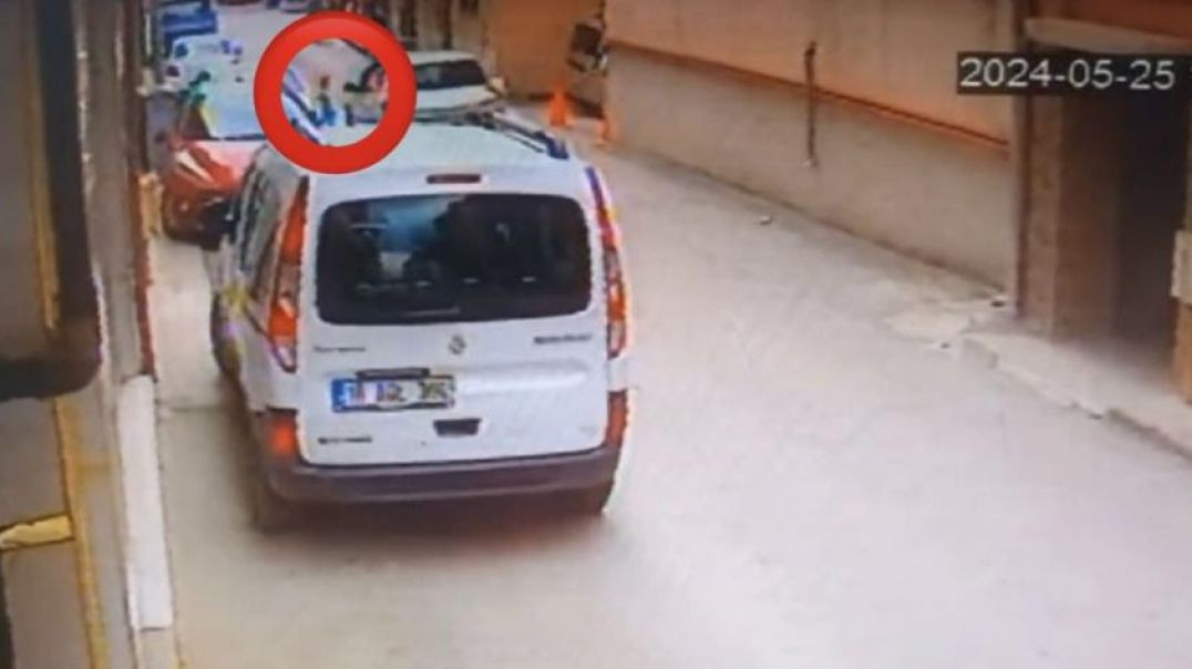 Bursa'da aniden yola fırlayan 3 yaşındaki çocuk arabanın altında kaldı!
