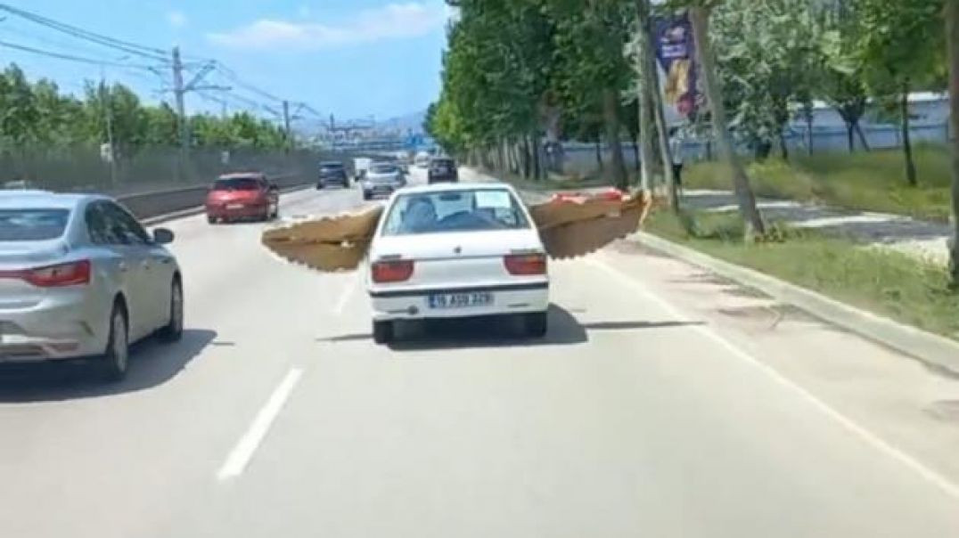 Bursa'da adeta kanat açarak ilerledi: Otomobilde çelenk taşıyarak tehlike saçtı!