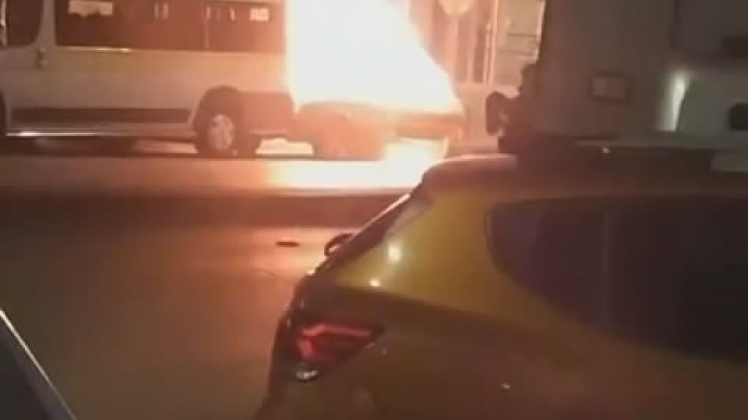 Bursa'da alev topuna dönen otomobil deki yangın servis aracına sıçradı!