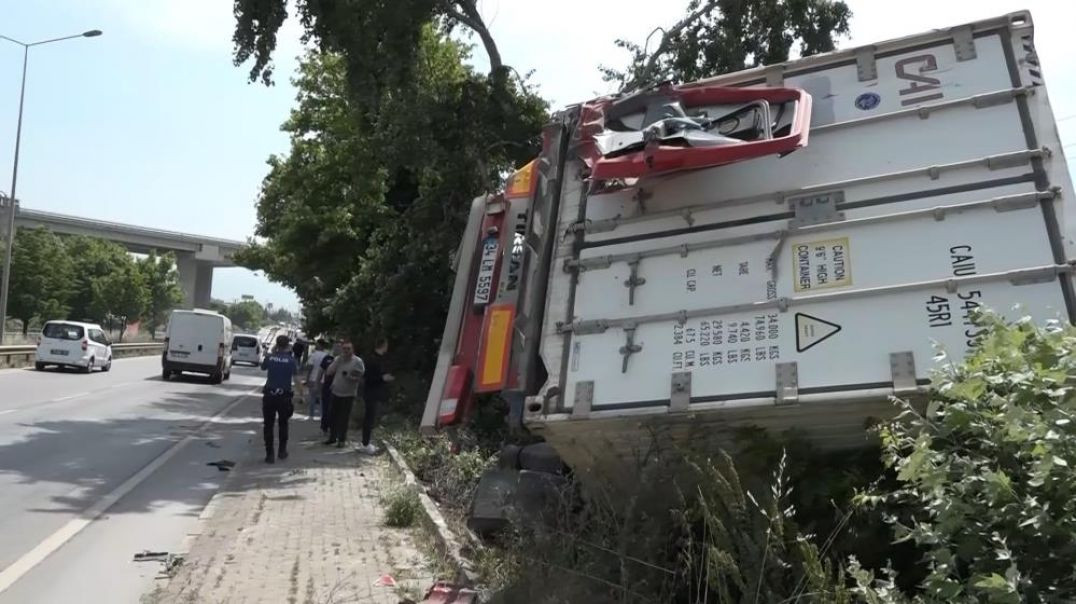 Bursa'da kamyon ile çarpışan tır şarampole uçtu: Ölümden döndüren kaza!