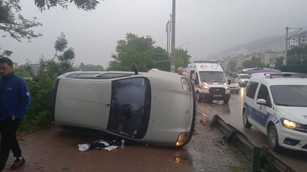 Bursa'da kontrolden çıkan otomobil kaldırıma çıkarak yan yattı