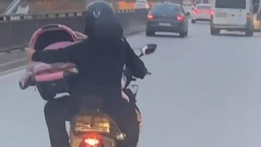 Bursa'da pusetle bebeği taşıyan motosikletli şoke etti!