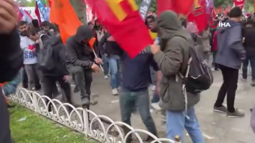 İstanbul'da maskeli marjinal grup polise kaldırım taşlarıyla saldırdı