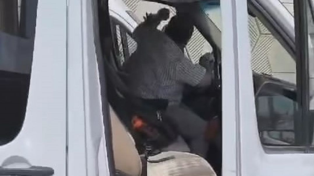 Bursa'da dolmuş şoförlerinin trafikteki yumruk yumruğa kavgası kamerada!