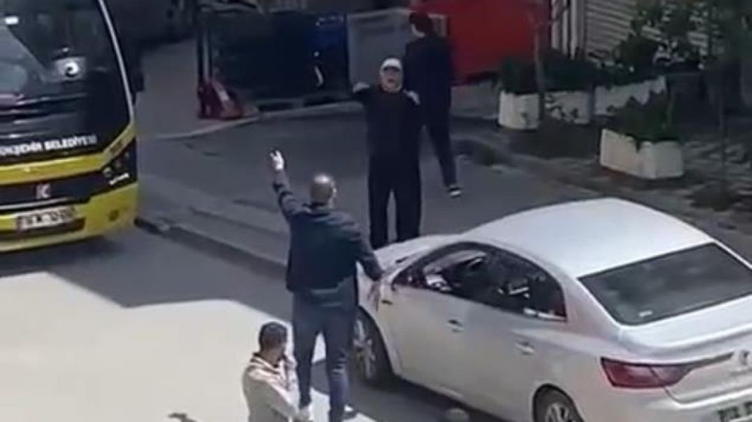 Bursa'da yol verme kavgasında sürücüler birbirine girdi