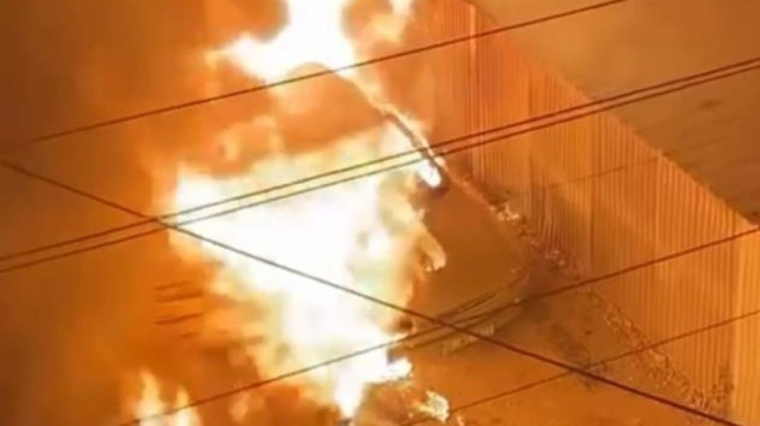Bursa'da garaj yangını 2 aracı küle çevirdi