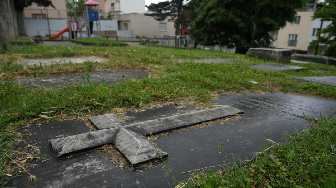 Bursa'da çocuk parkındaki 1831 yılından kalma Fransız mezarlıkları dikkat çekiyor