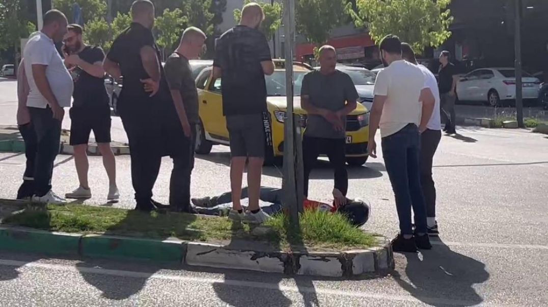Bursa'da ticari taksinin çarptığı motosiklet sürücüsü ölümden döndü
