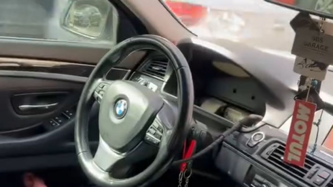 Gündüz vakti şehrin en işlek caddesinde BMW'yi soydular!