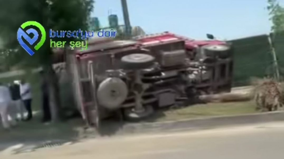 Bursa'da hızını alamayan kamyon ağaca çarparak yan yattı
