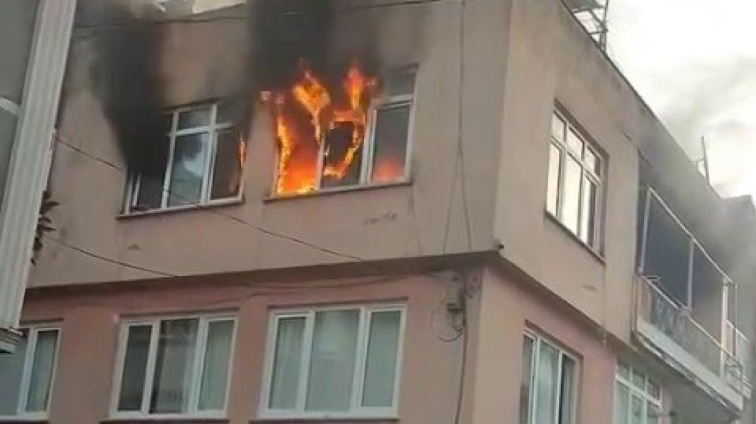 Bursa'da üç katlı binanın en üst katı alevlere teslim oldu
