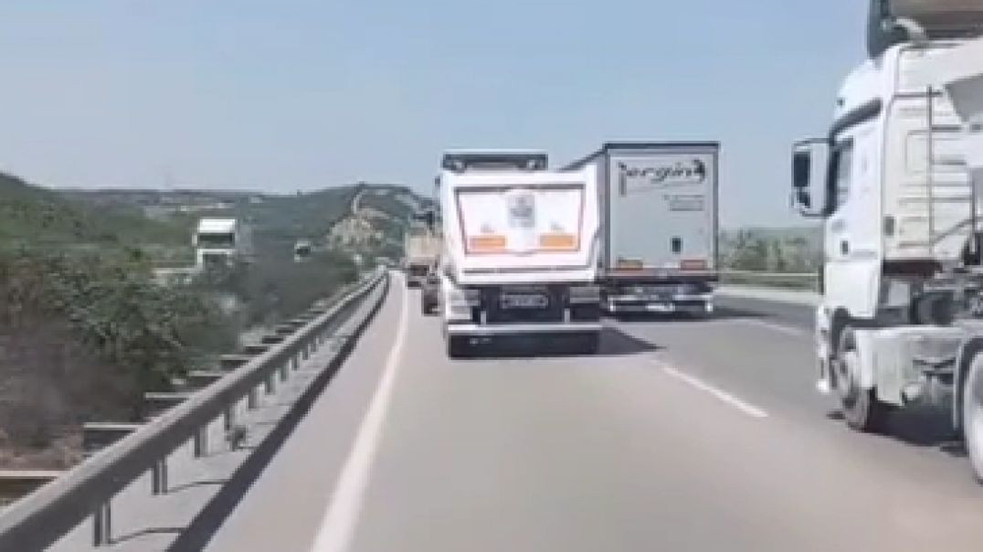 Bursa'da tır otobanda son sürat makas atarak ilerledi