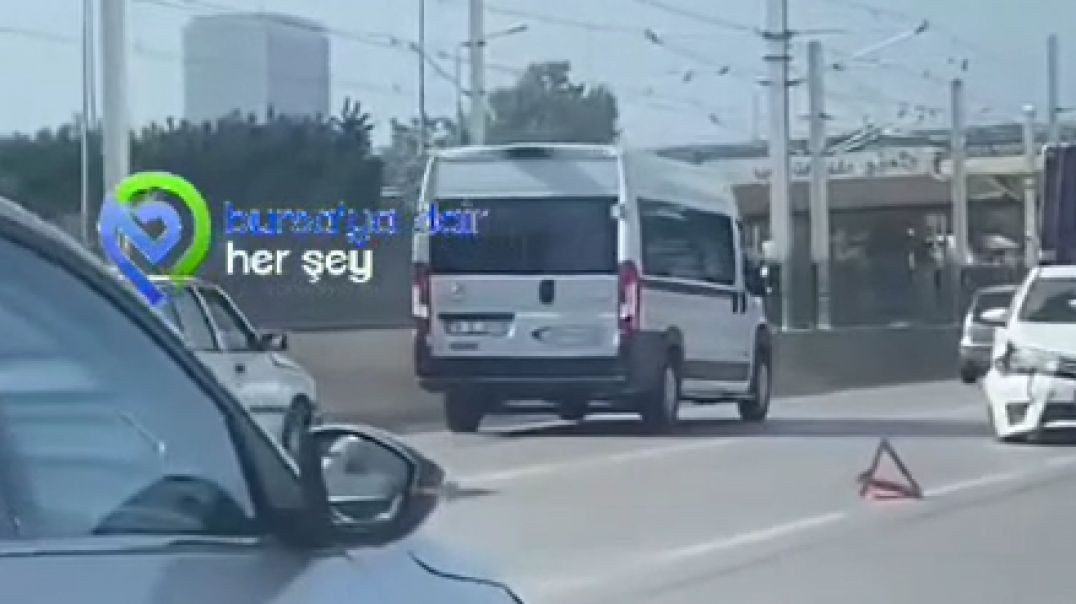 Bursa'da halk otobüsü ile 2 otomobilin karıştığı kazada ölümden dönüldü