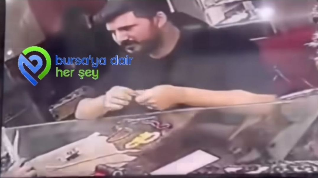 Bursa'da el çabukluğuyla tesbihleri çalan şahıs kameraya yakalandı