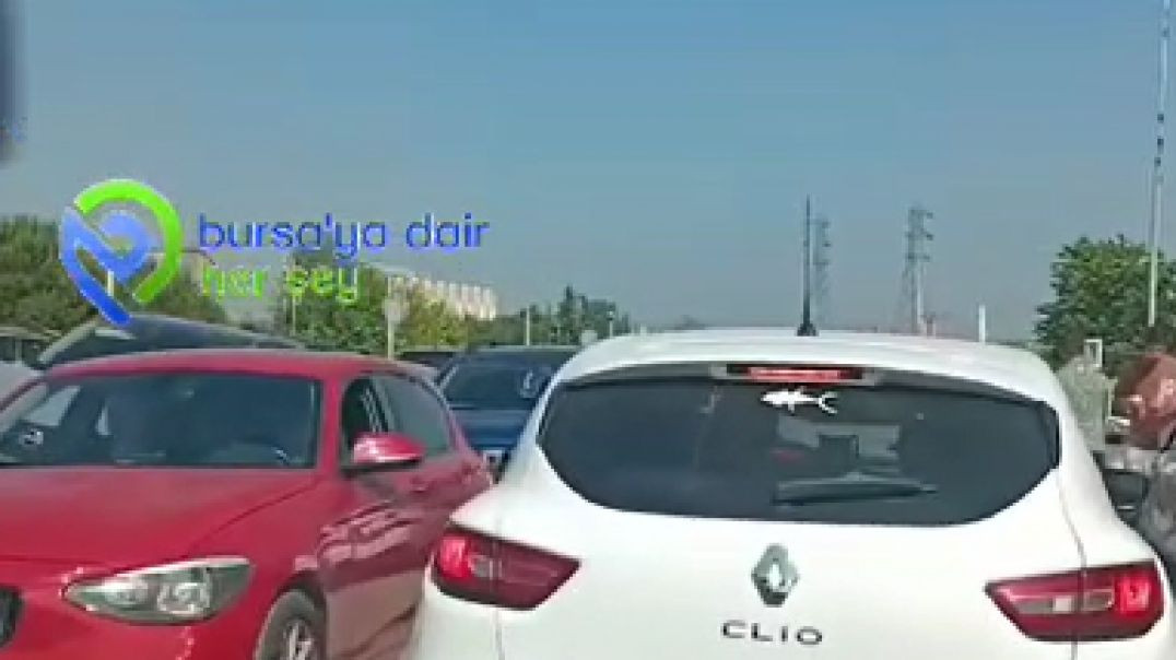 Bursa'da yola rastgele park edilen araçlar sınava yetişmeye çalışanları isyan ettirdi