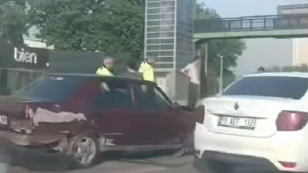 Bursa'da iki otomobilin çarpışmasıyla trafik durdu