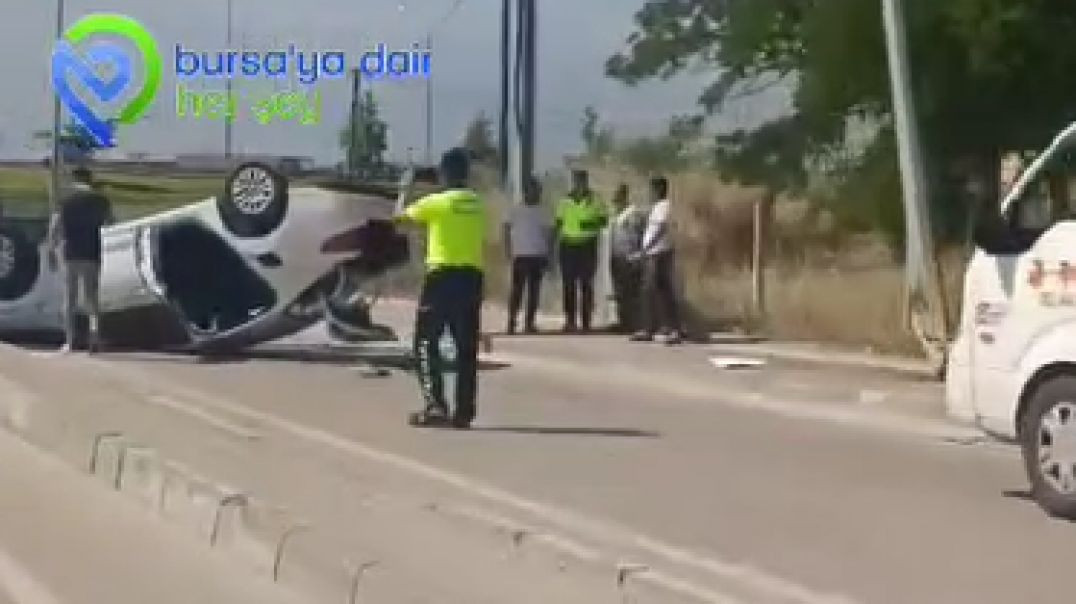 Bursa'da kontrolden çıkan otomobil aydınlatma direğine çarpıp ters döndü