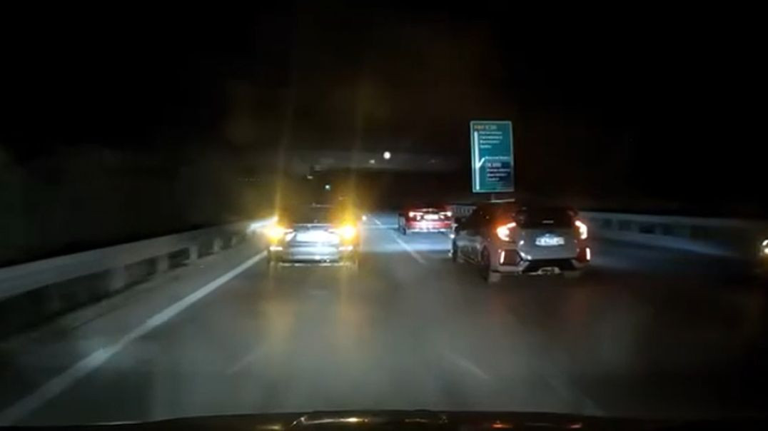 Bursa'da şehirlerarası yolda yolu kapatan 5 araç kimseyi umursamadan yarıştı!