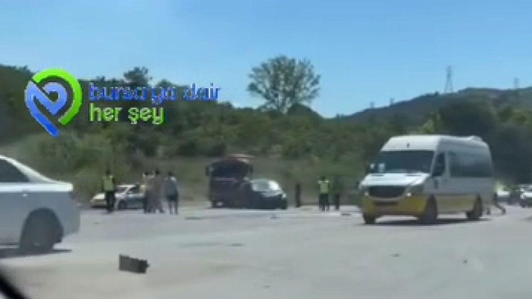 Bursa'da hızını alamayan otomobil taklalar atarak durabildi!