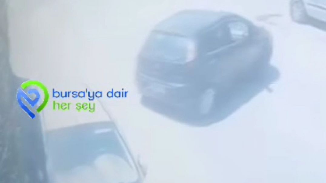 Bursa'da park halindeki otomobile çarpıp yoluna devam etti