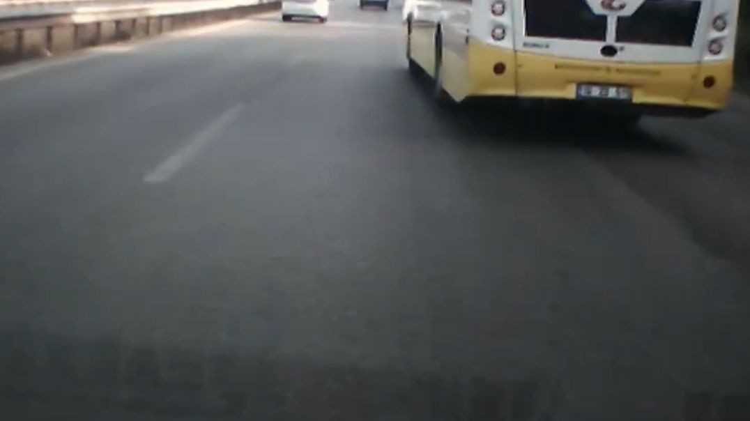 Bursa'da aniden şerit değiştiren yolcu otobüsü yürekleri ağza getirdi!